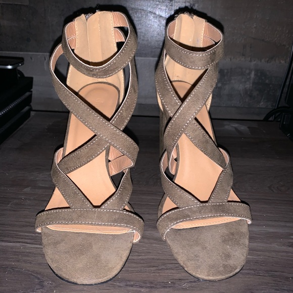 Beautiful olive block heels - Picture 4 of 5